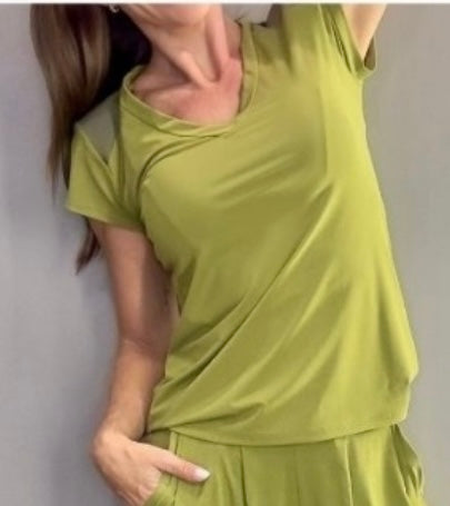 Top (wide leg pants sold separately)